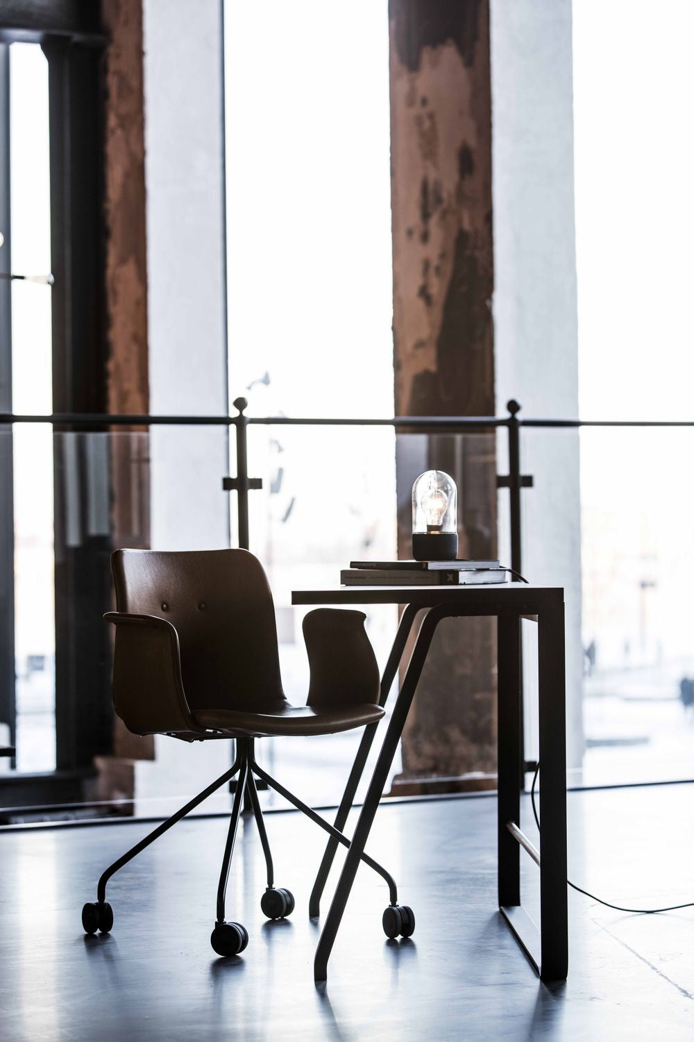 Gięte krzesło Hansen Primum z podłokietlami czarna obrotowa rama, brązowa skóra Davos