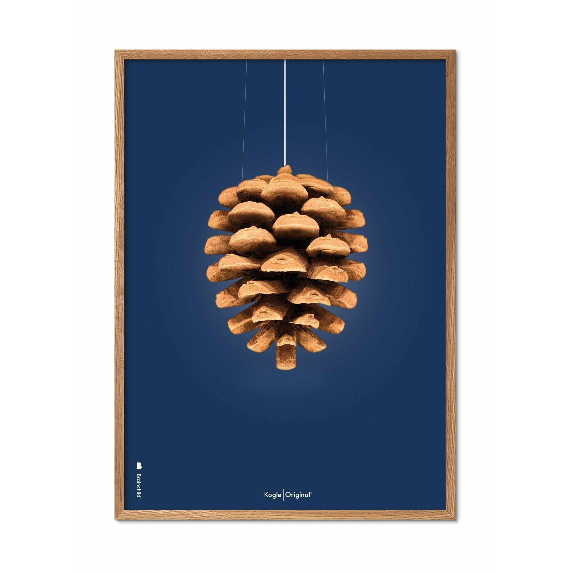Pomysły Pine Sone Classic Plakat, rama wykonana z jasnego drewna 70x100 cm, ciemnoniebieskie tło
