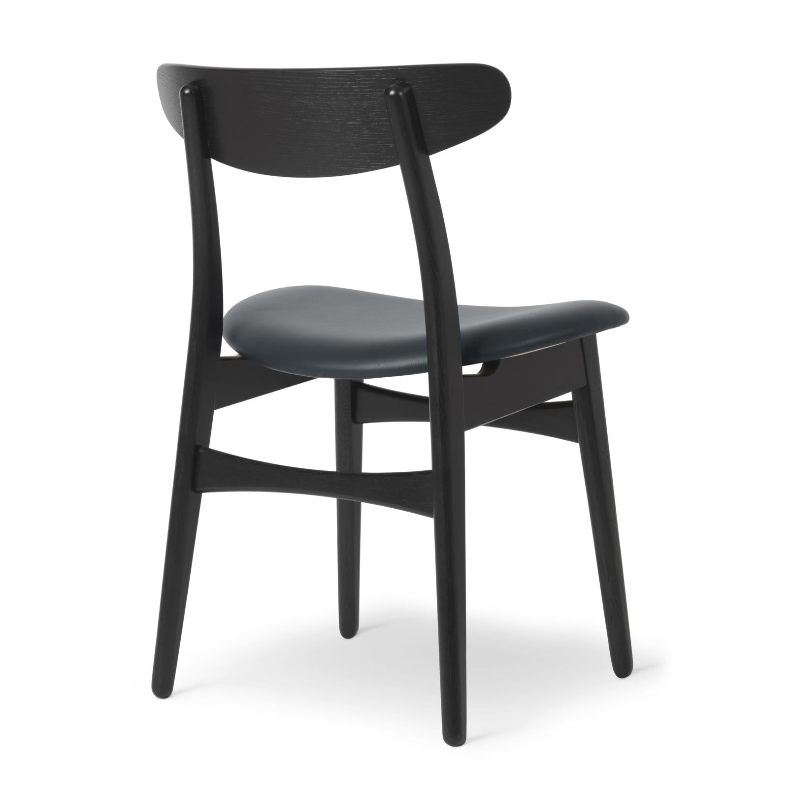 Krzesło Carl Hansen CH30P, barwiony dąb, ciemnoniebieska skóra
