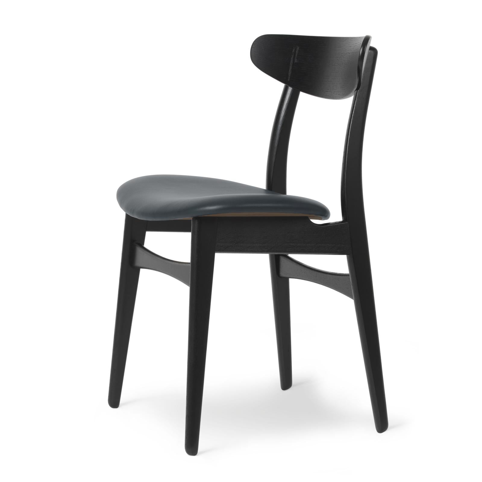 Krzesło Carl Hansen CH30P, barwiony dąb, ciemnoniebieska skóra