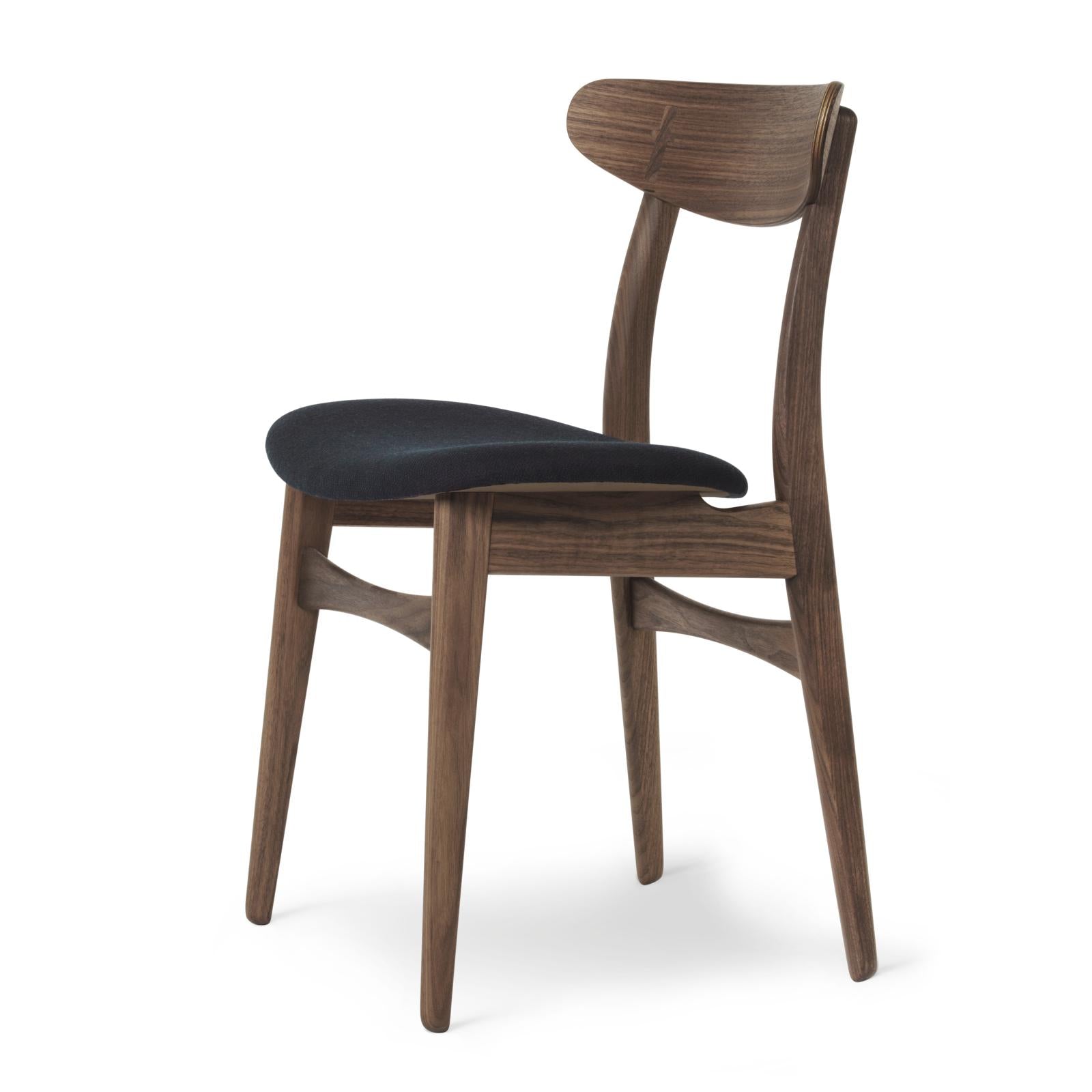 Krzesło Carl Hansen CH30P, naoliwiony orzech, czarny tkanina