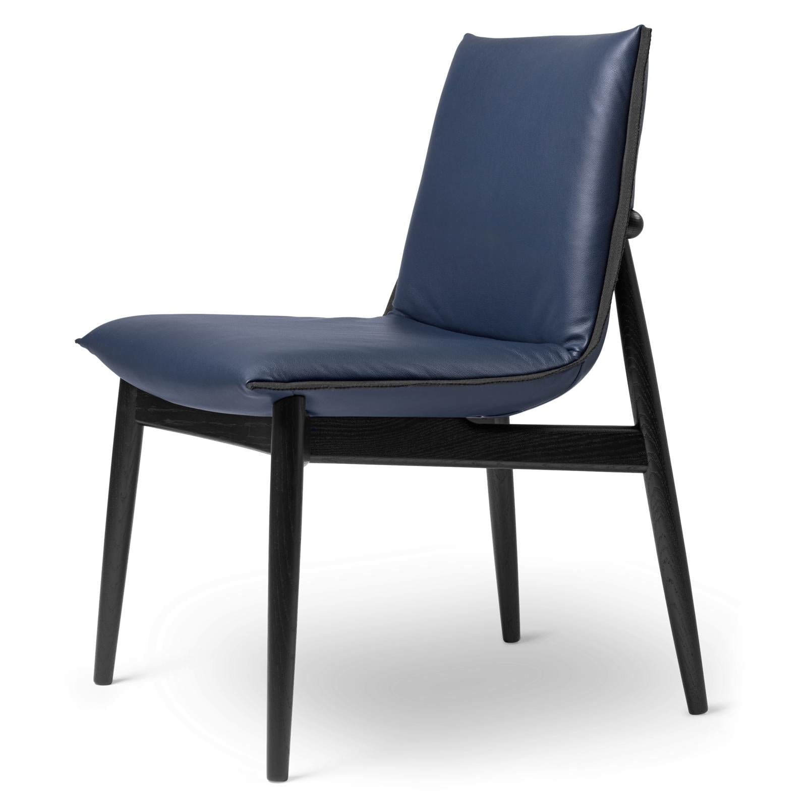 Carl Hansen E004 Embrace krzesło, lakierowany dąb, niebieska skóra
