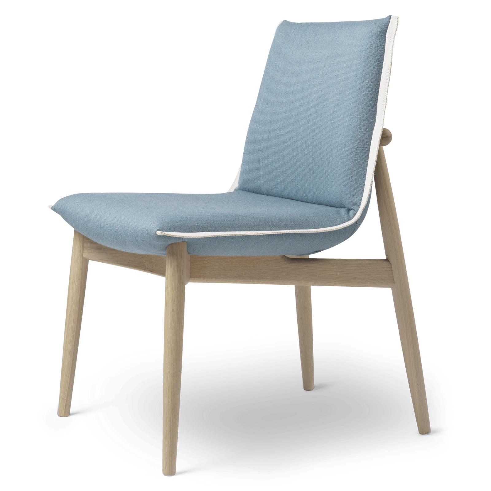 Carl Hansen E004 Embrace krzesło, biały dębowy dąb, jasnoniebieski tkanina