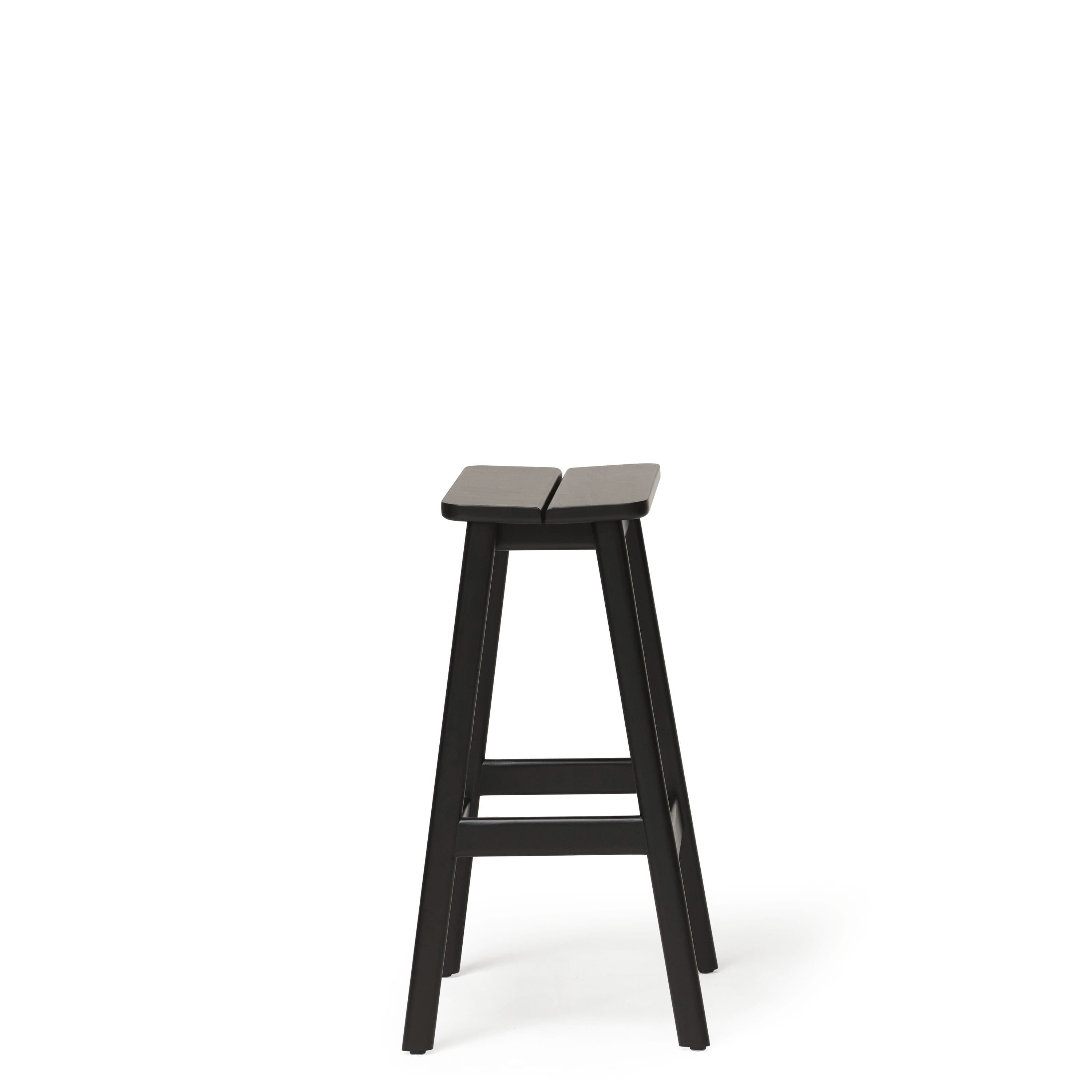 Form & Refine Kąt standardowy stołek barowy 65 cm. Czarny buk