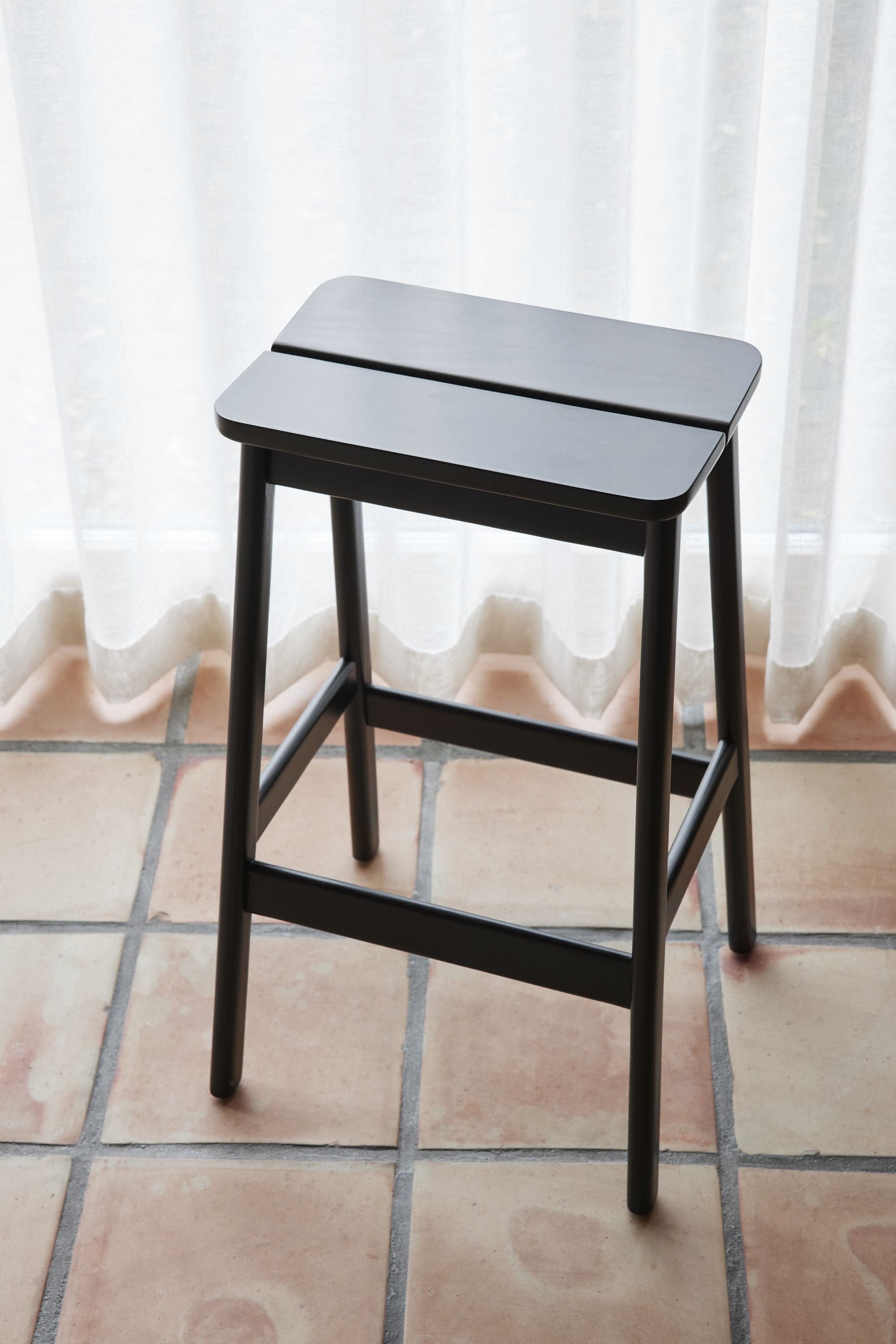 Form & Refine Kąt standardowy stołek barowy 65 cm. Czarny buk