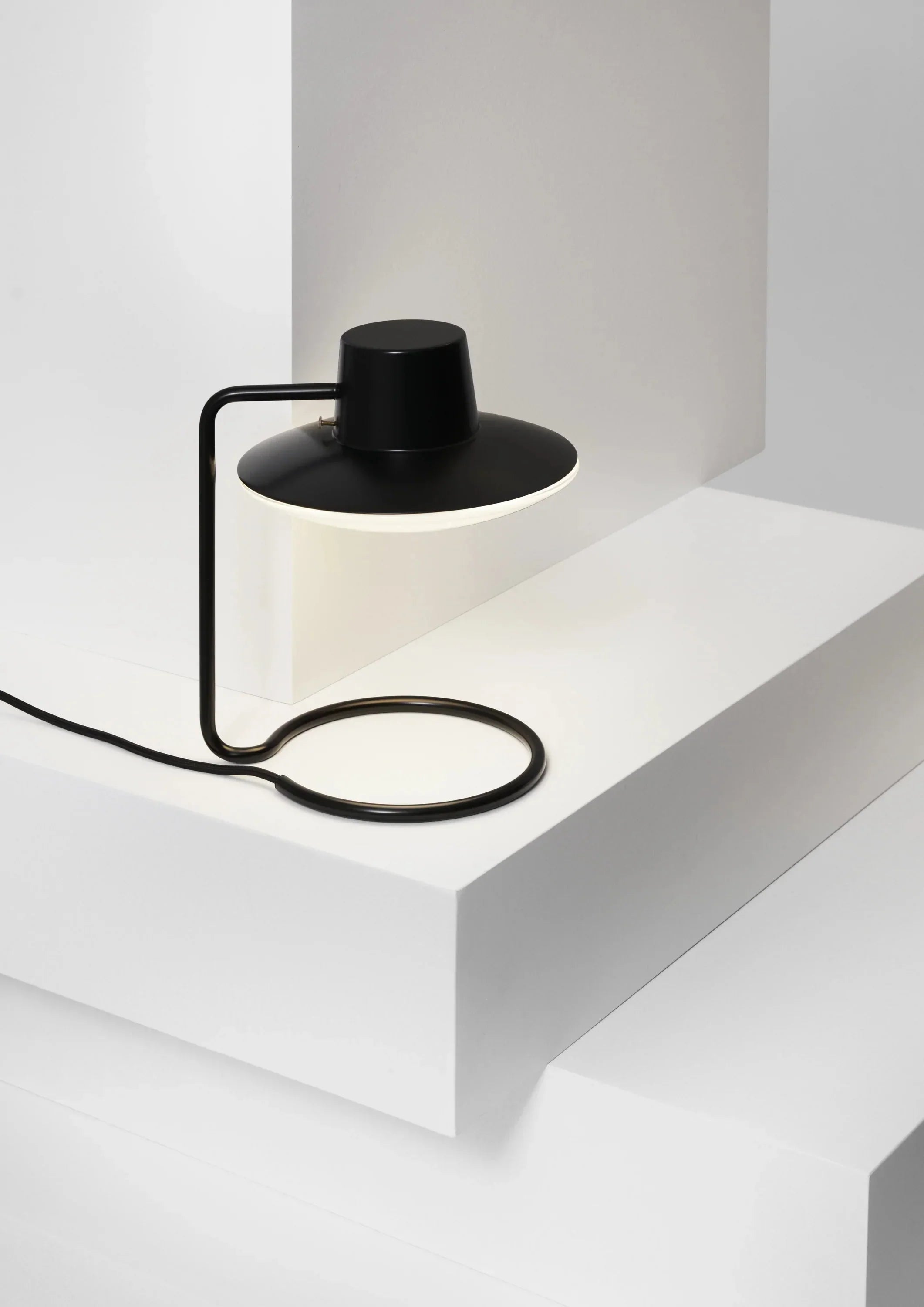 Louis Poulsen AJ Oxford Lampa stołowa Metal Black/Opal Glass Ø 28 cm