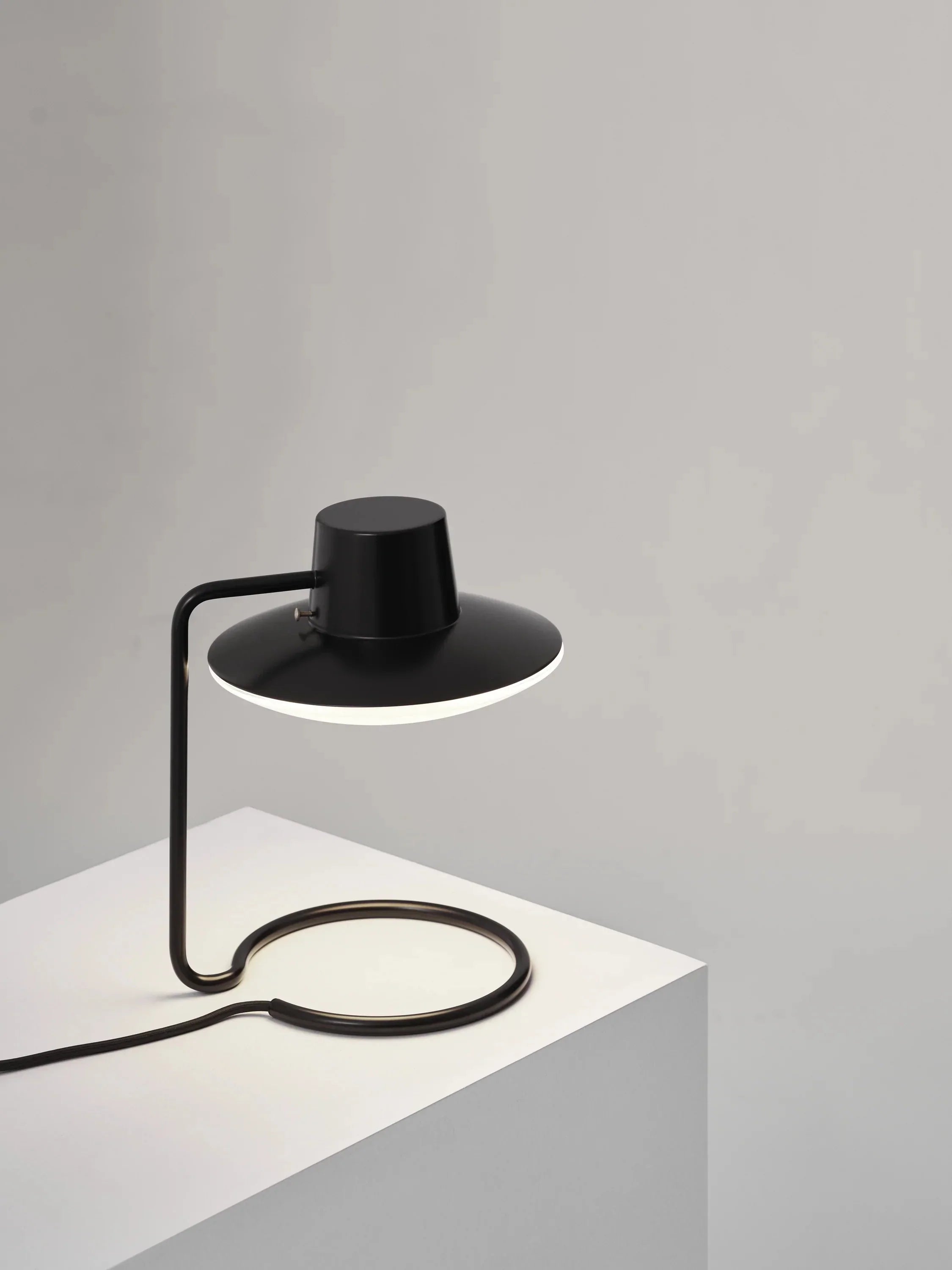 Louis Poulsen AJ Oxford Lampa stołowa Metal Black/Opal Glass Ø 28 cm