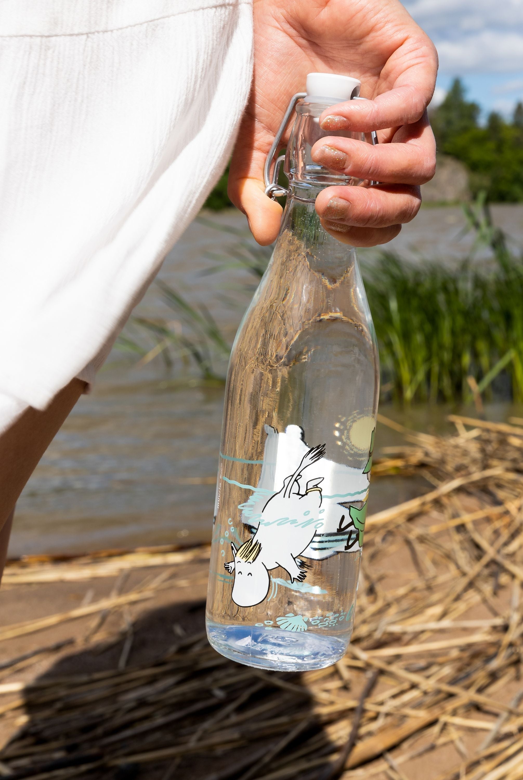 Butelka szklana Muurla Mumin, zabawa w wodzie