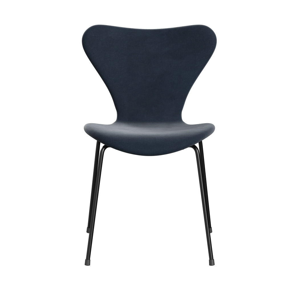Fritz Hansen 3107 Krzesło pełna tapicerka, czarny/Belfast Velvet Grey Blue