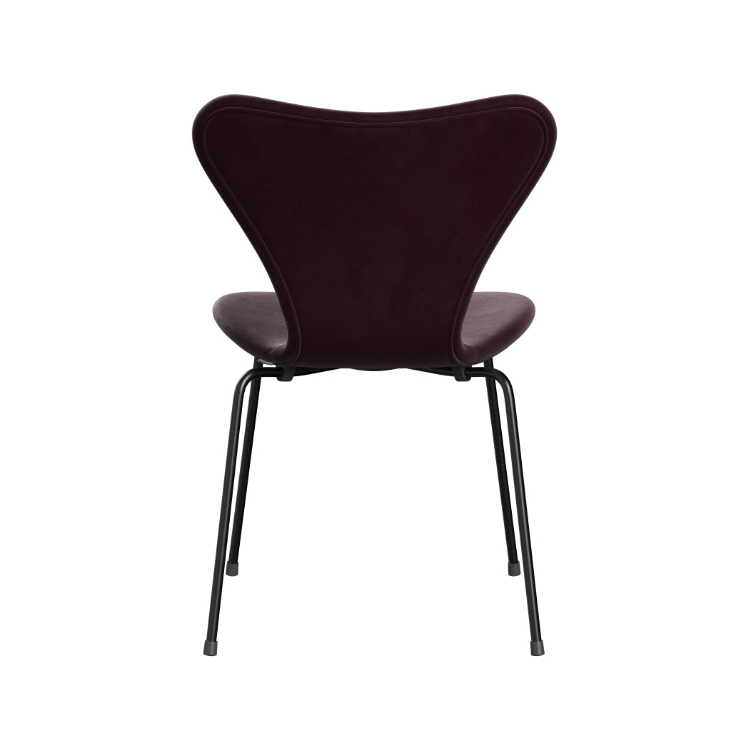 Fritz Hansen 3107 Krzesło pełna tapicerka, czarny/belfastowy aksamitna ciemna śliwka