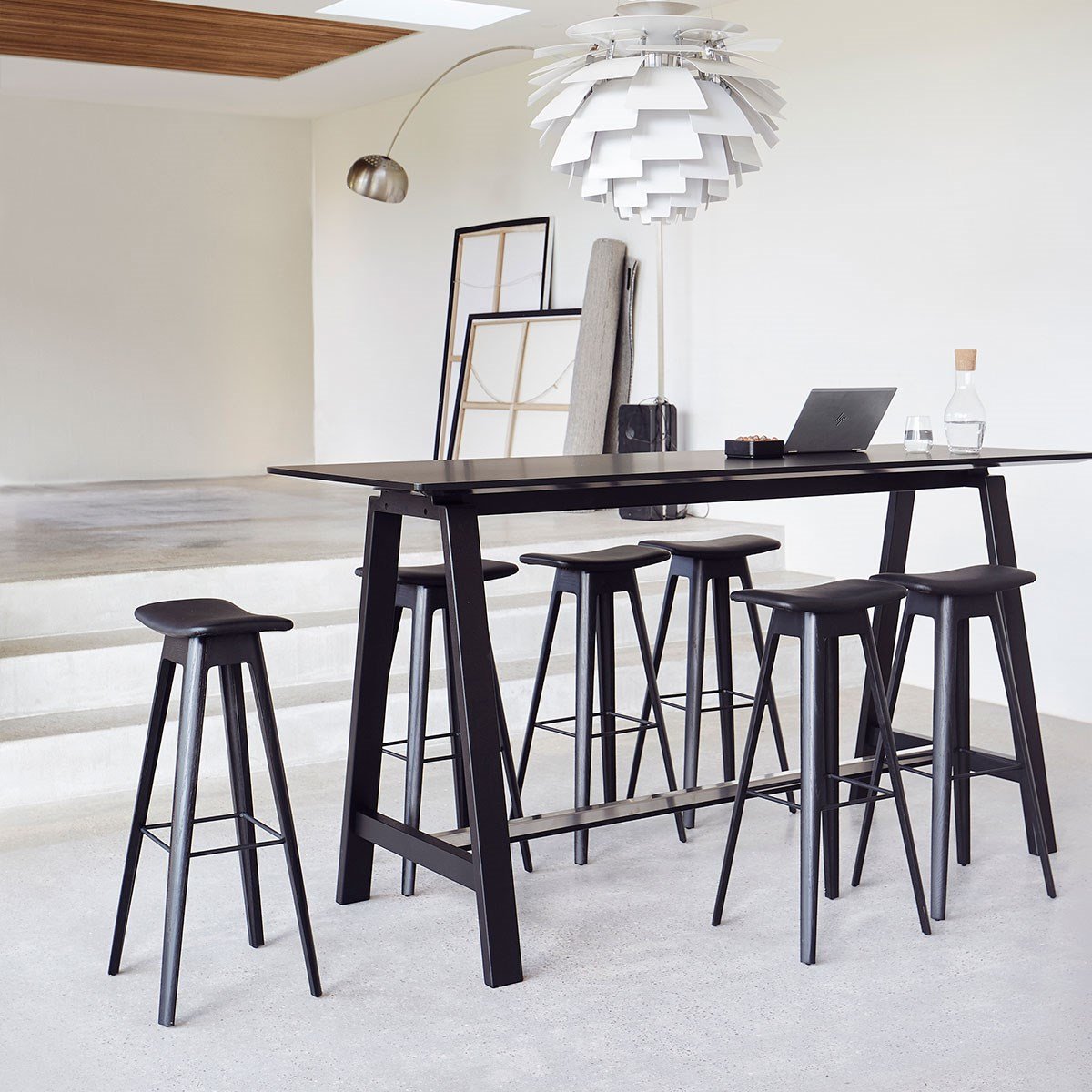 Andersen Furniture HC1 Bar stołek czarny dąb, czarne skórzane siedzenie, H 80 cm