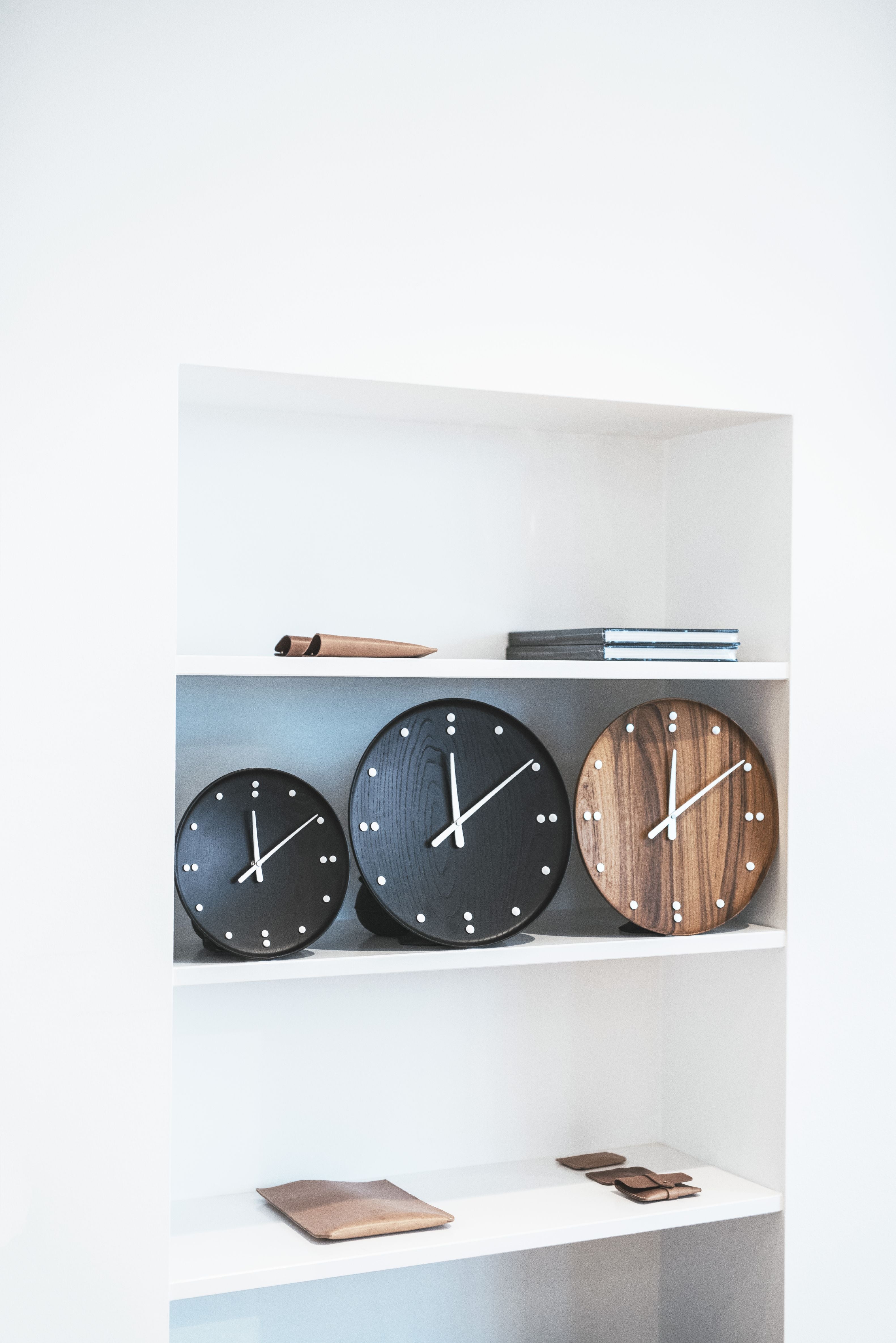 Architekt Finn Juhl Wall Clock Black Ash, Ø35 cm