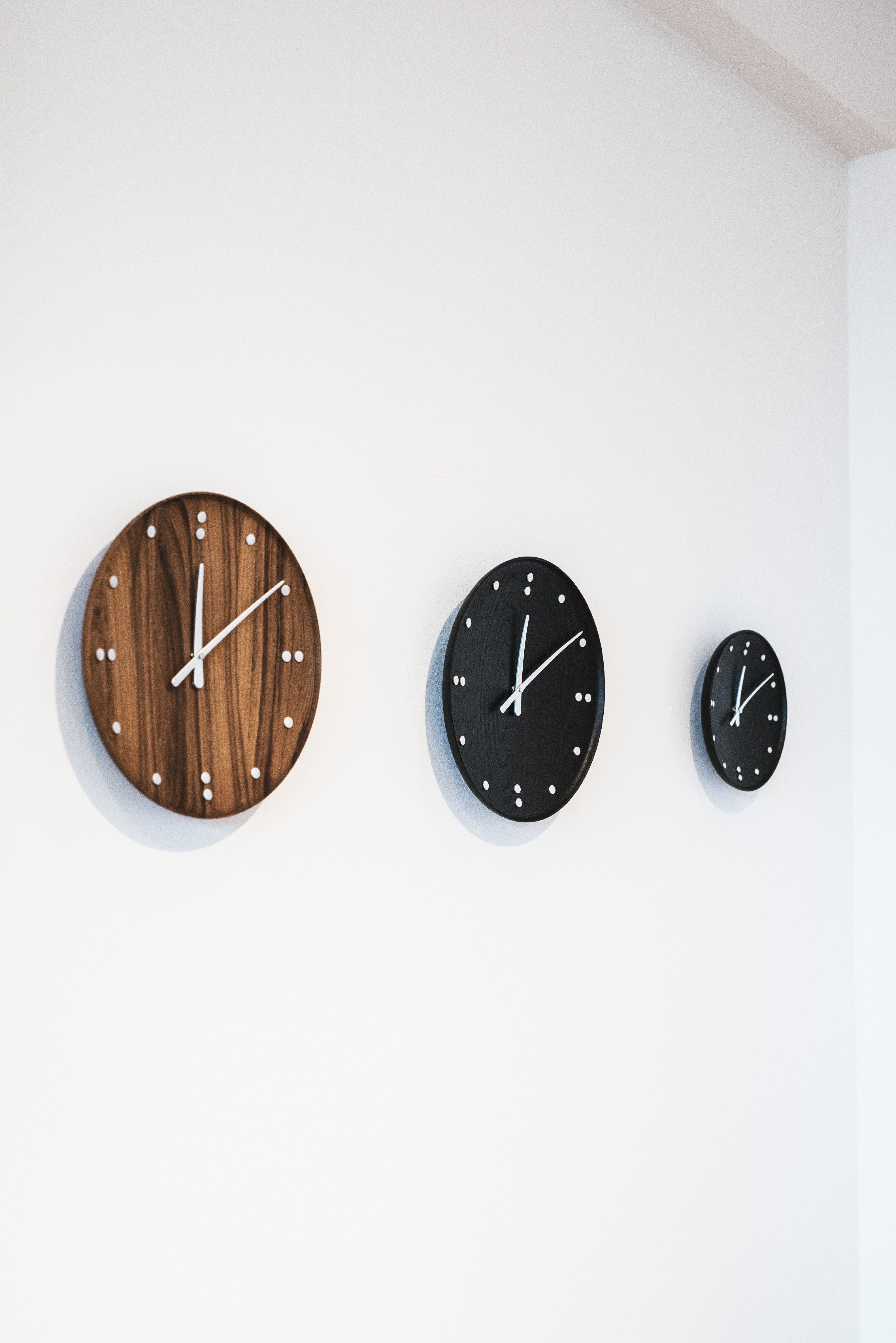 Architekt Finn Juhl Wall Clock Black Ash, Ø35 cm