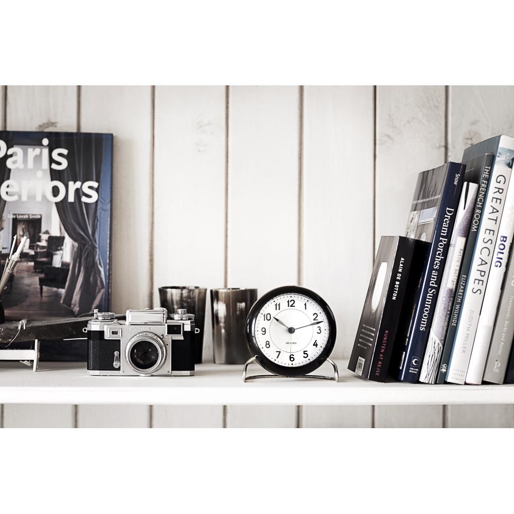 Zegar stołu stacji Arne Jacobsen z alarmem, czarny
