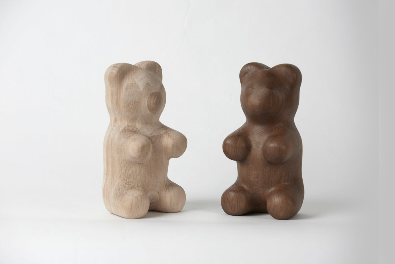 Dekoracyjna figura dębowa z gumowatego niedźwiedzia, mała, mała