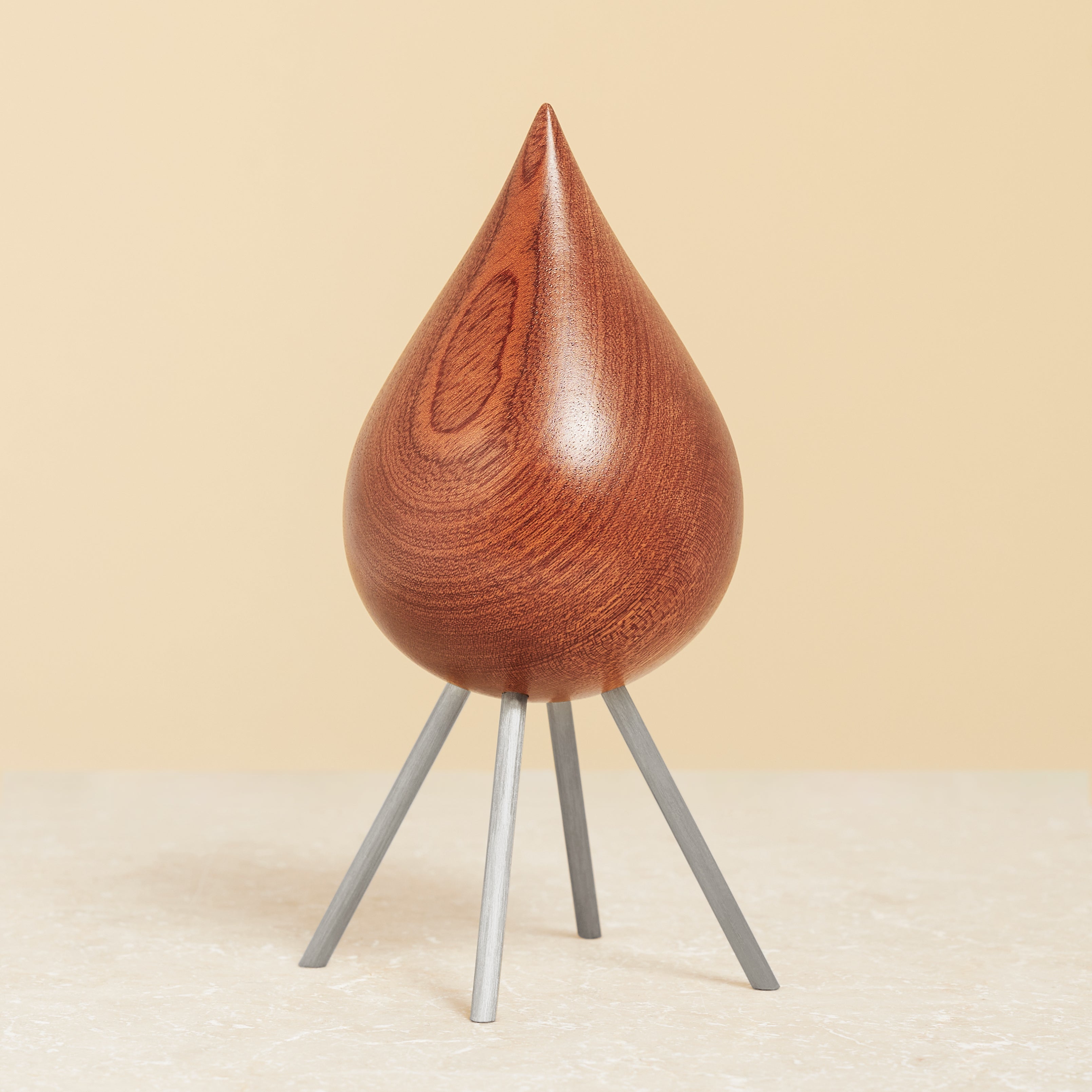 Pomysła Drewniana drewniana figura mahoniowa, stalowa podstawa