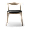 Krzesło łokciowe Carl Hansen CH20, dąb Soaped, czarna skóra