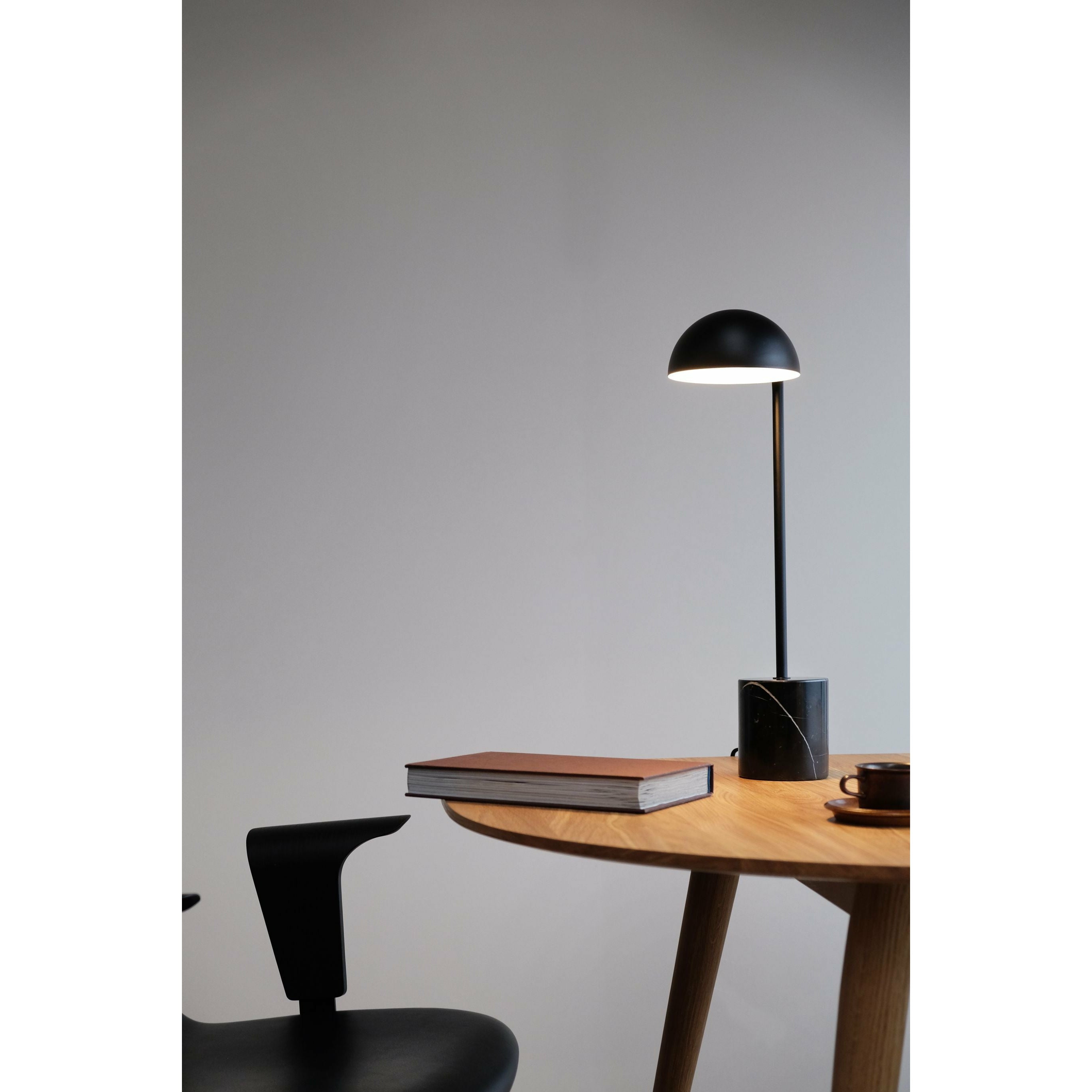 Marmurowa lampa stołowa Dyberg Larsen, metal