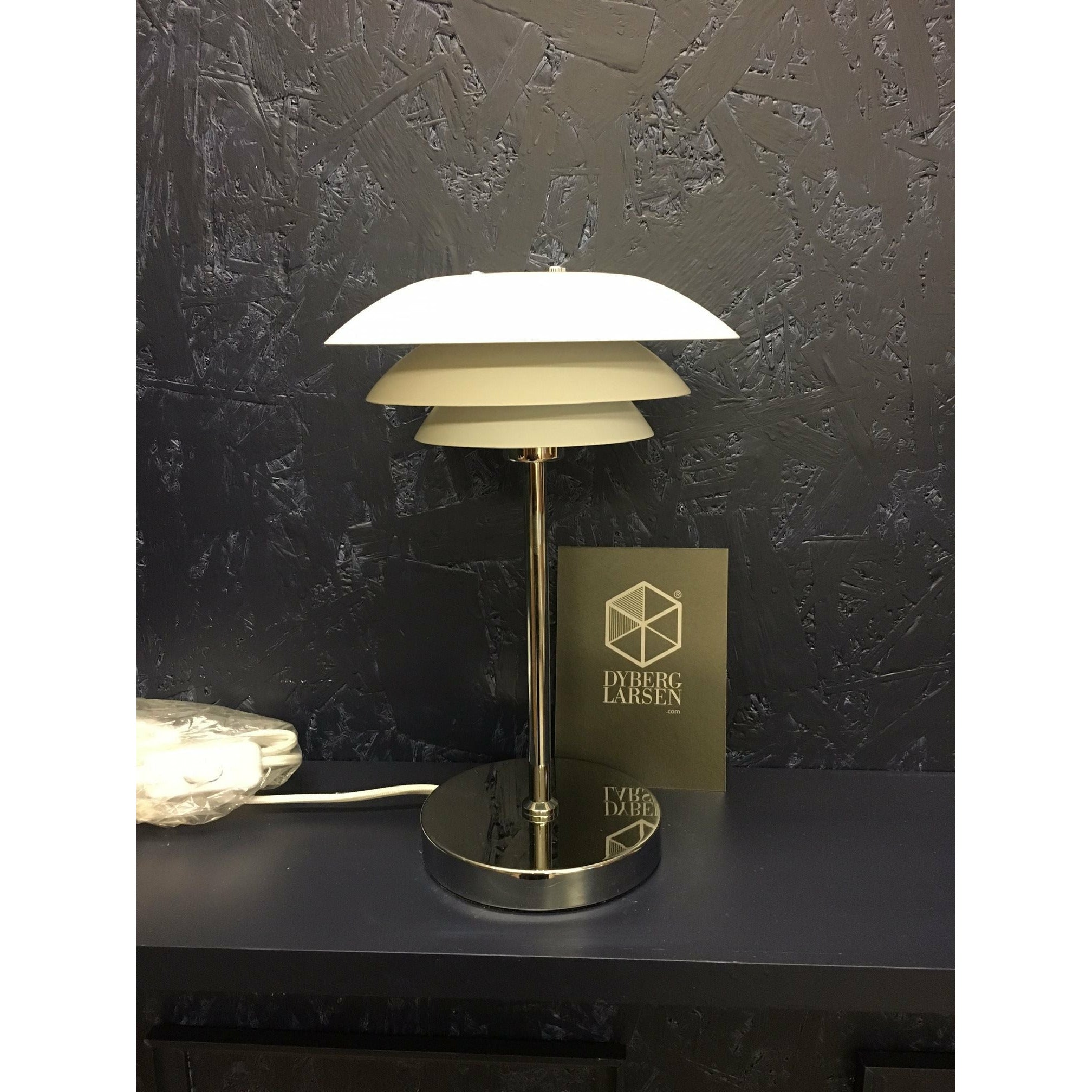Lampa stołowa Dyberg Larsen DL20, szklanka opalowa