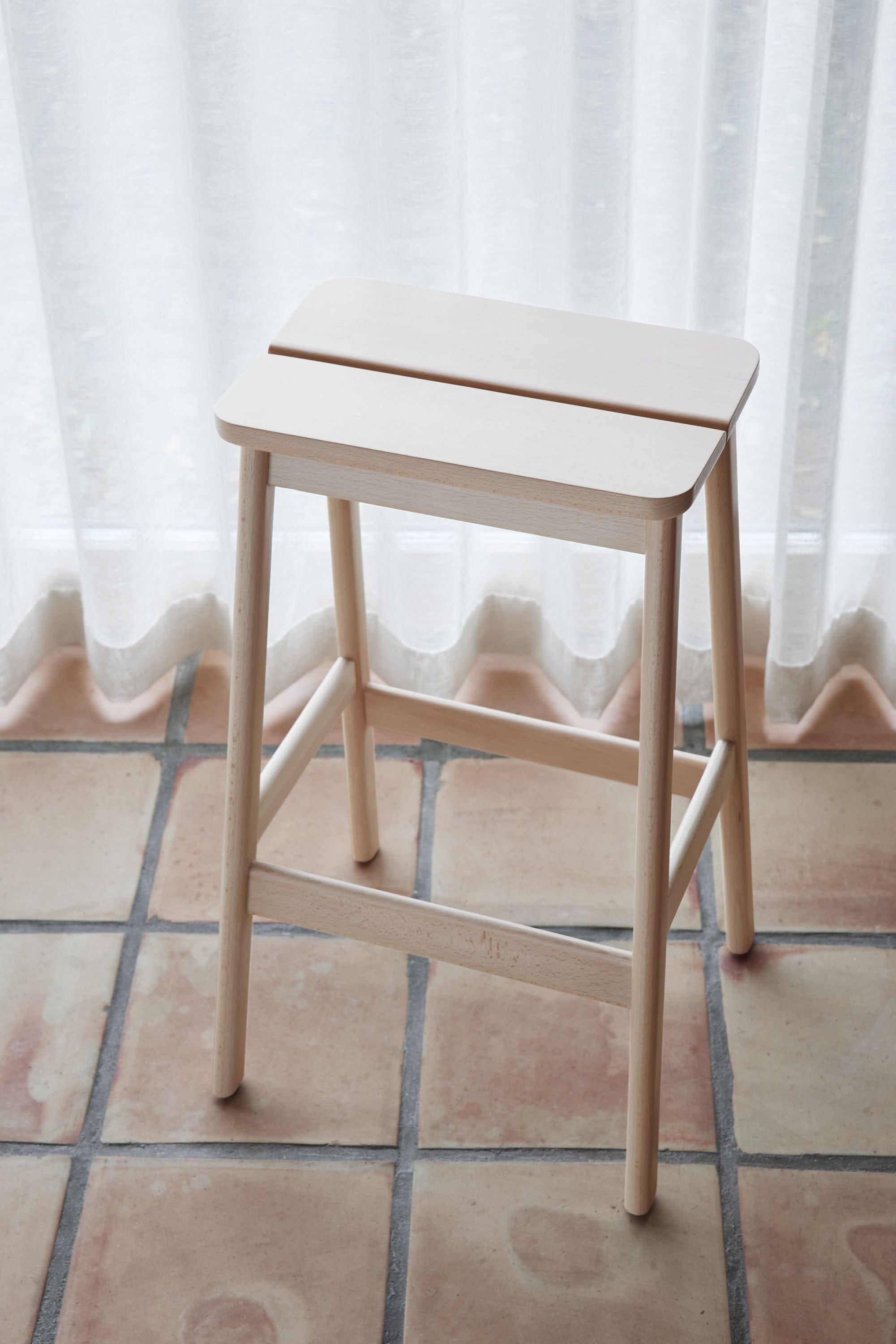 Form & Refine Kąt standardowy stołek barowy 75 cm. Czarny buk