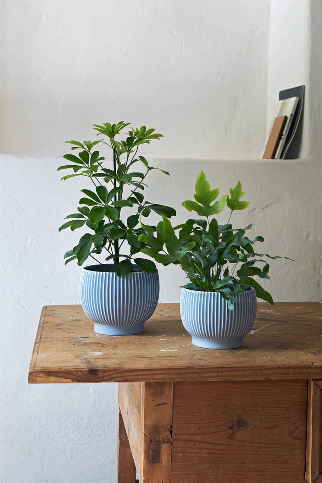 Knabstrup Keramik Flowerpot z kołami Ø 16,5 cm, lawendowy niebieski