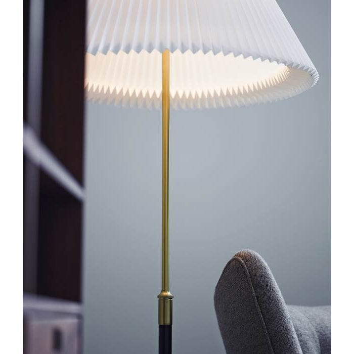 Lampa podłogowa Le Klint 351, papierowy odcień