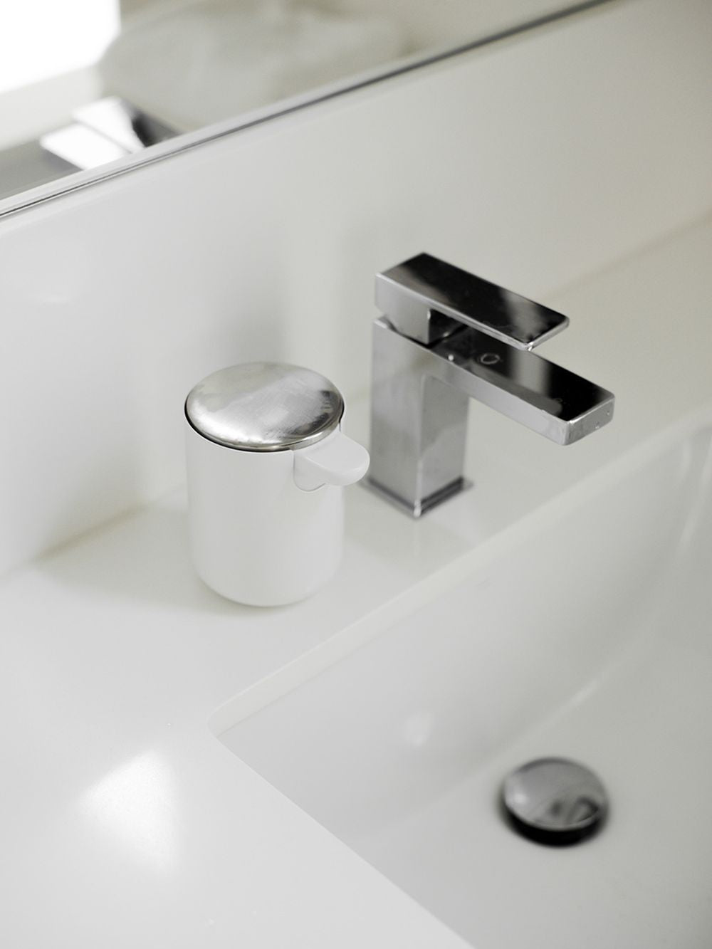 Audo Copenhagen Pompa mydła ściennego, biała