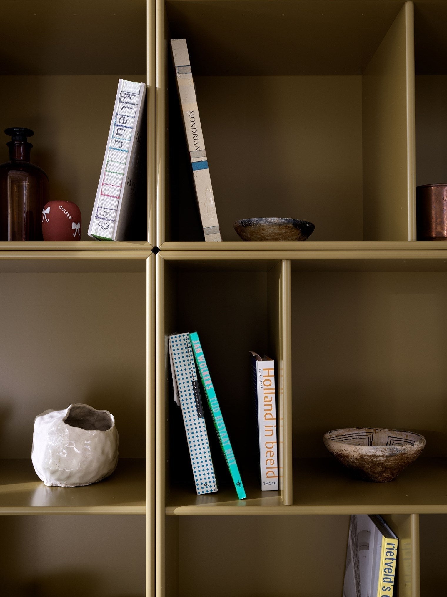 Montana przeczytaj przestronną półkę z książkami z cokolem 7 cm, orzech laskowy